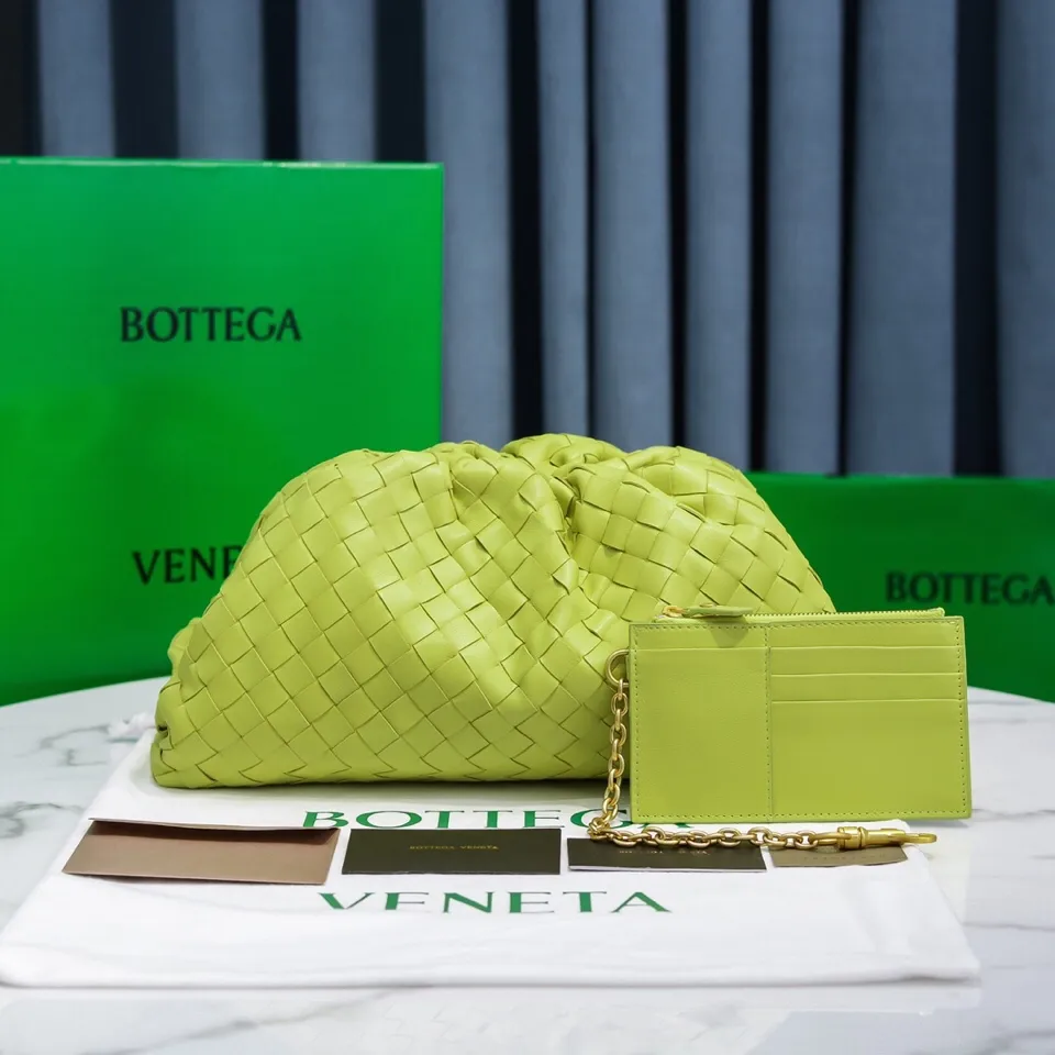 🔥🔥The counterattack of the popular Bottega Veneta started with this series of cloud bags, which went viral in the fashion circle and started a craze! Out of stock, out of stock, out of stock... One piece is hard to find, super hard to buy, regardless of age, season, or occasion. Very classy. Really, if you carry this on the road, it will turn heads! This is also the reason why this series is so expensive. Large size: 38*20*8.5cm [Big clouds and large grid weaving] Kiwi green